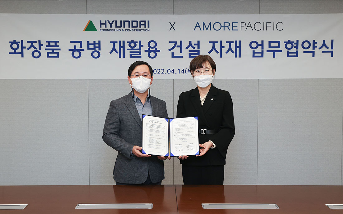 현대건설-아모레퍼시픽 MOU 체결식 (왼쪽부터 건축주택설계실 이인기실장, 아모레퍼시픽 지속가능경영 Division 오정화 상무) 현대건설-아모레퍼시픽 MOU 체결식 (왼쪽부터 건축주택설계실 이인기실장, 아모레퍼시픽 지속가능경영 Division 오정화 상무)